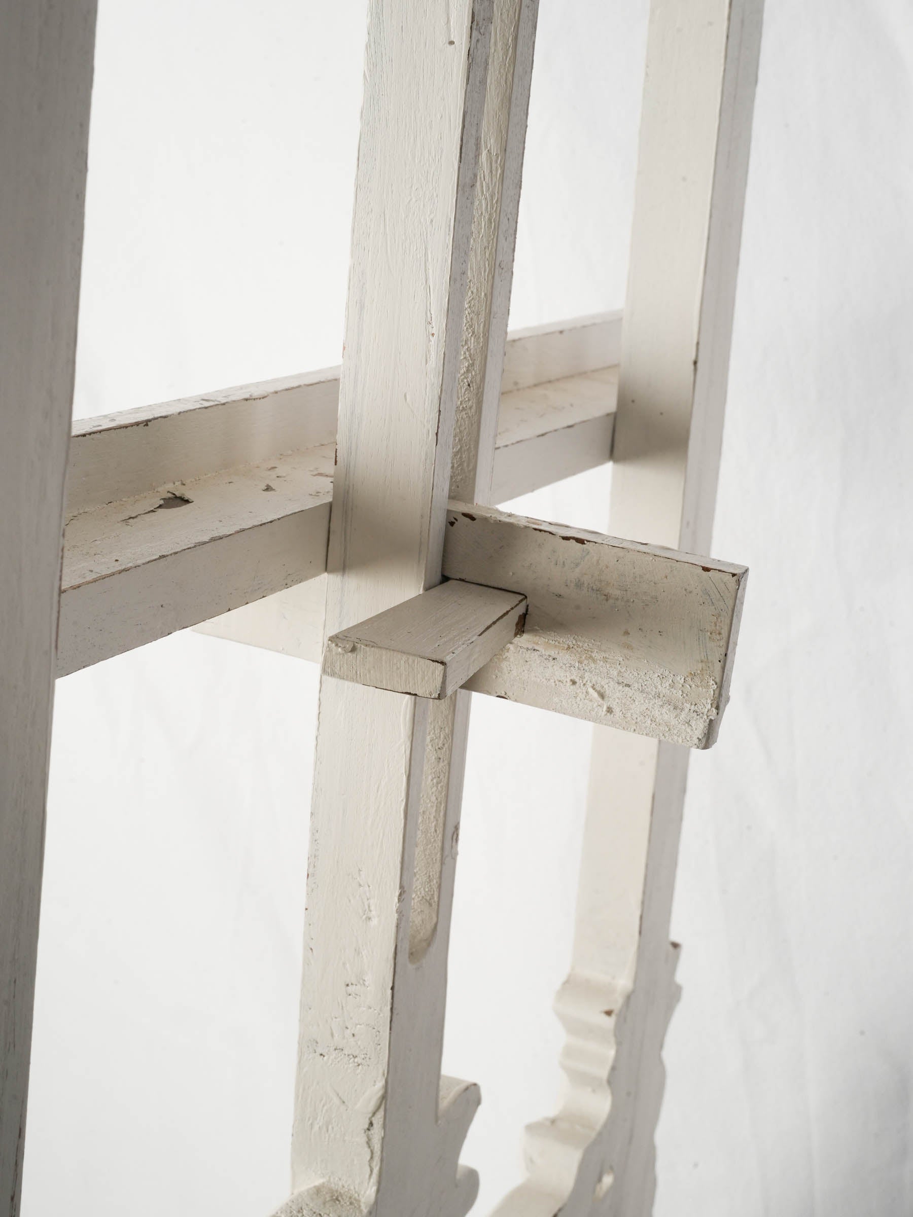 Sturdy, refined wooden display stand