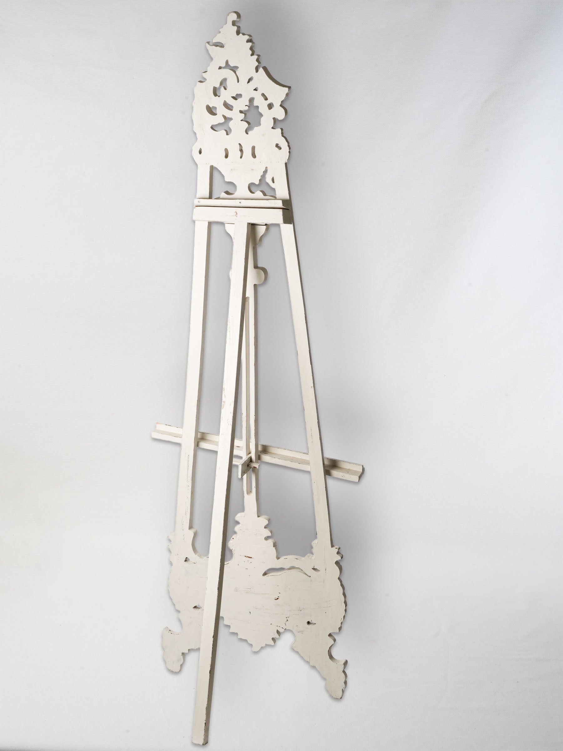 Vintage-inspired curved decorative easel