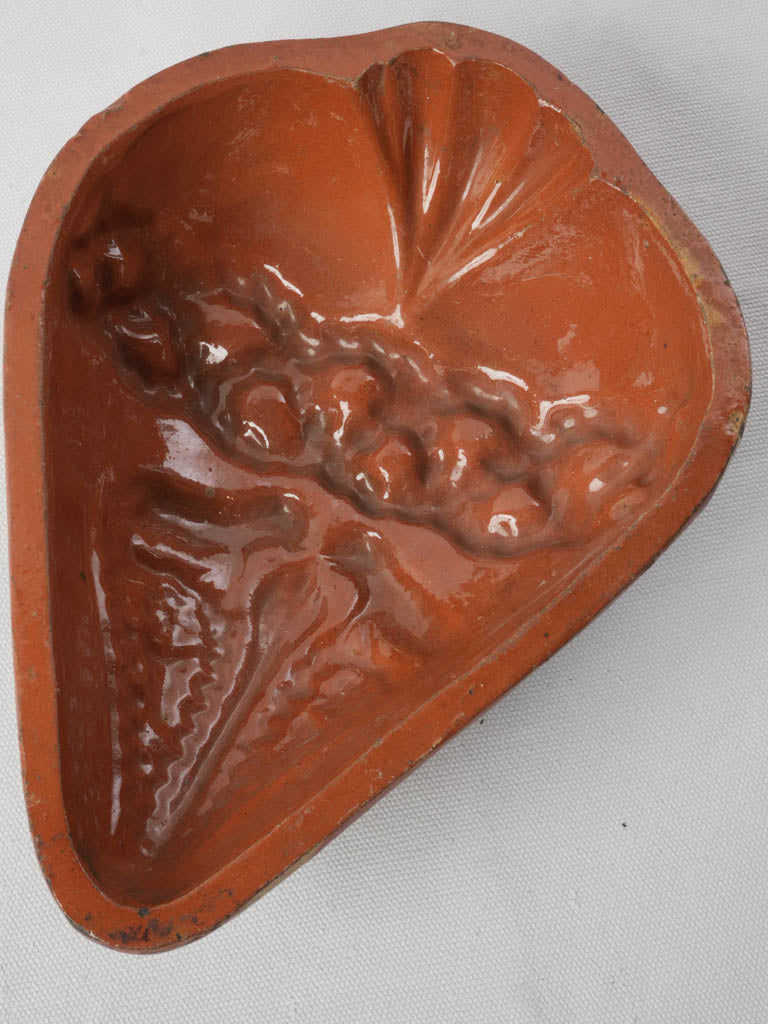 Decorative relief-molded tableware