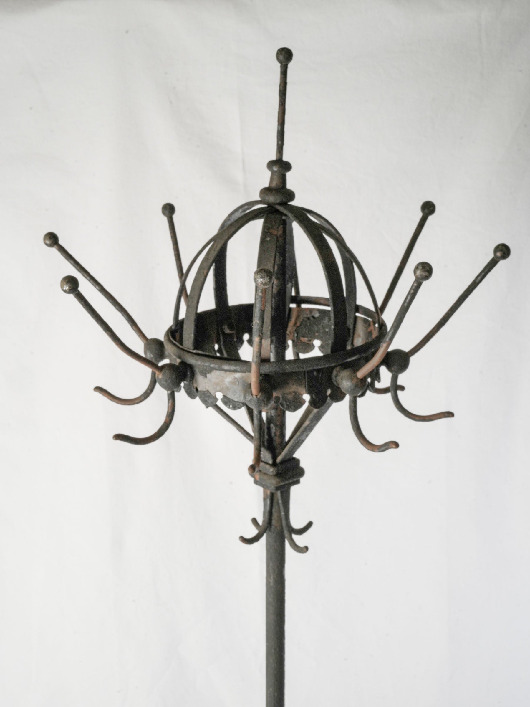 Elegant sculptural hat rack