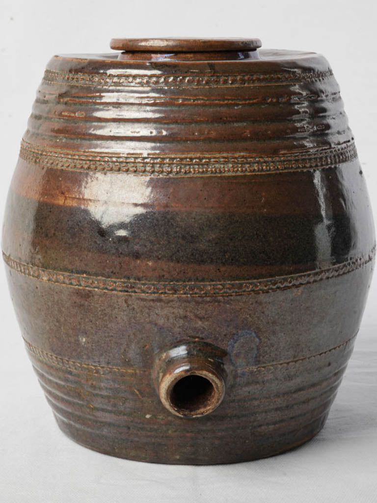 Iridescent chestnut-gray vinegar vessel