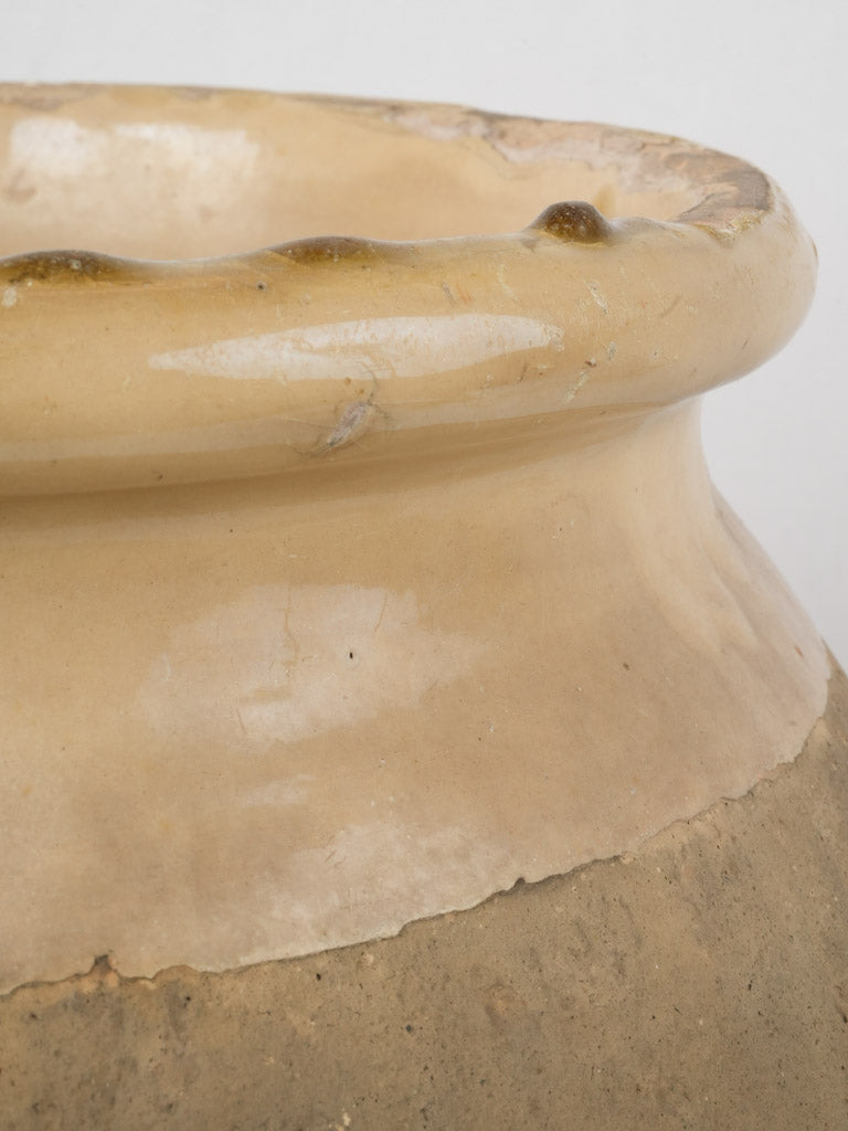 Classical round silhouette olive pot