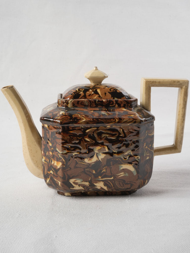 Glossy finish teapot