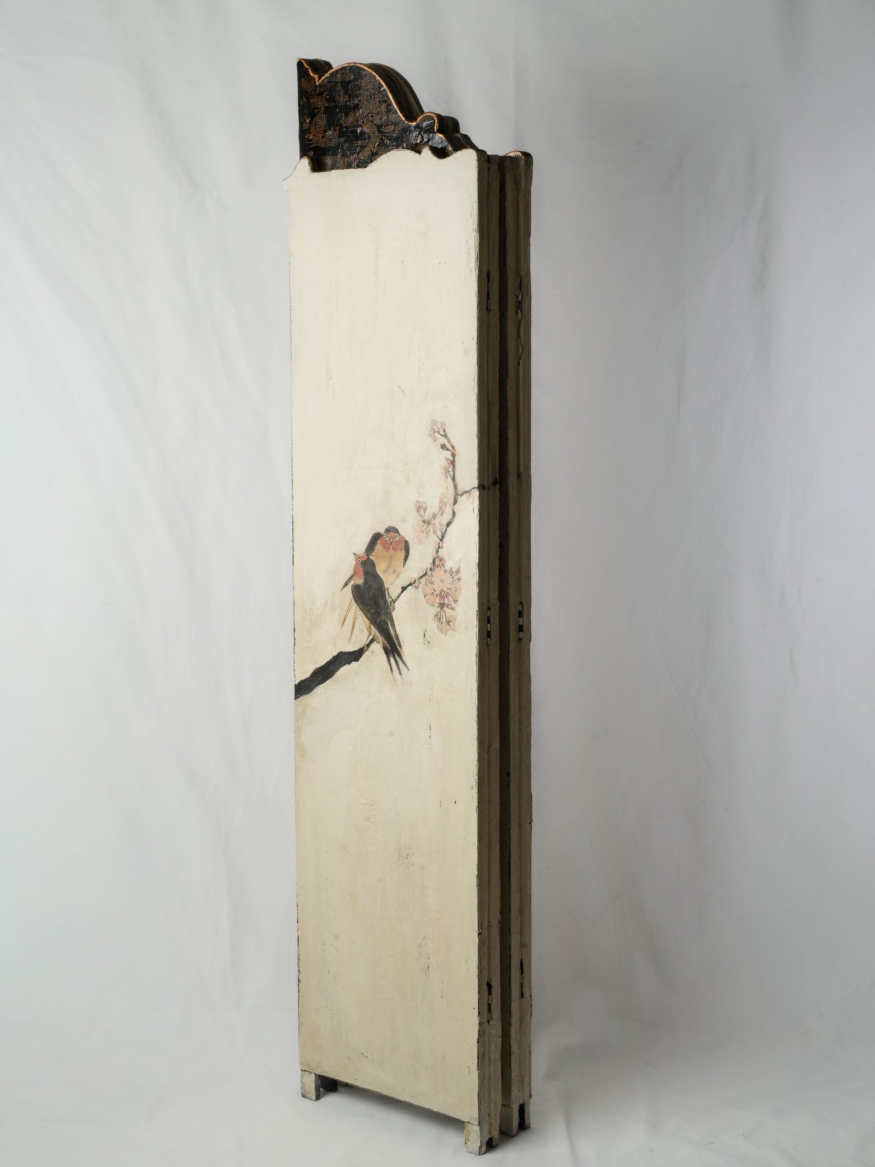 Patina-rich lacquered folding screen