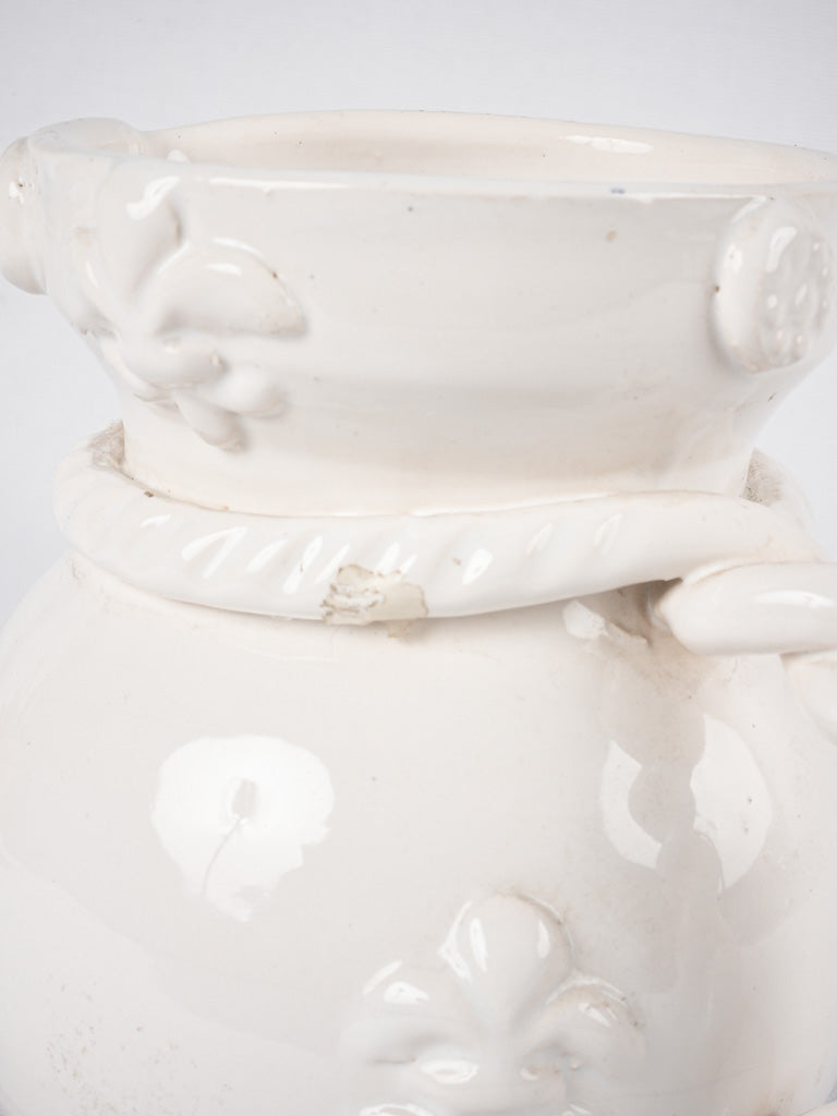 Timeless white relief motif Émile Tessier