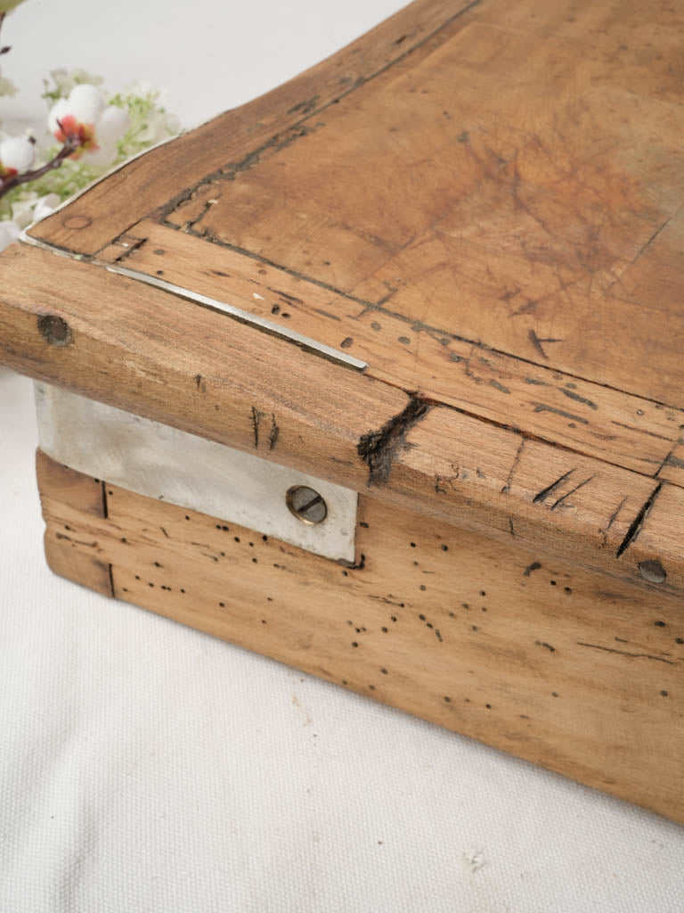 Sturdy block with metal reinforcements