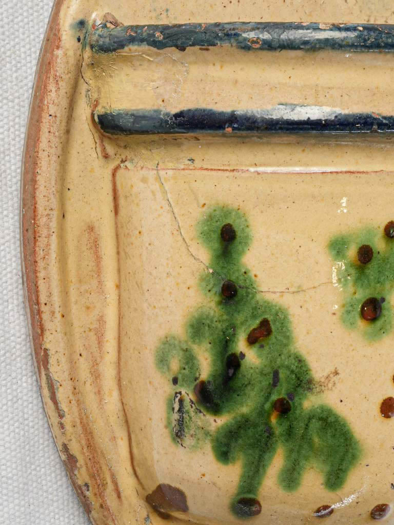 Straw-yellow glazed utensil organizer