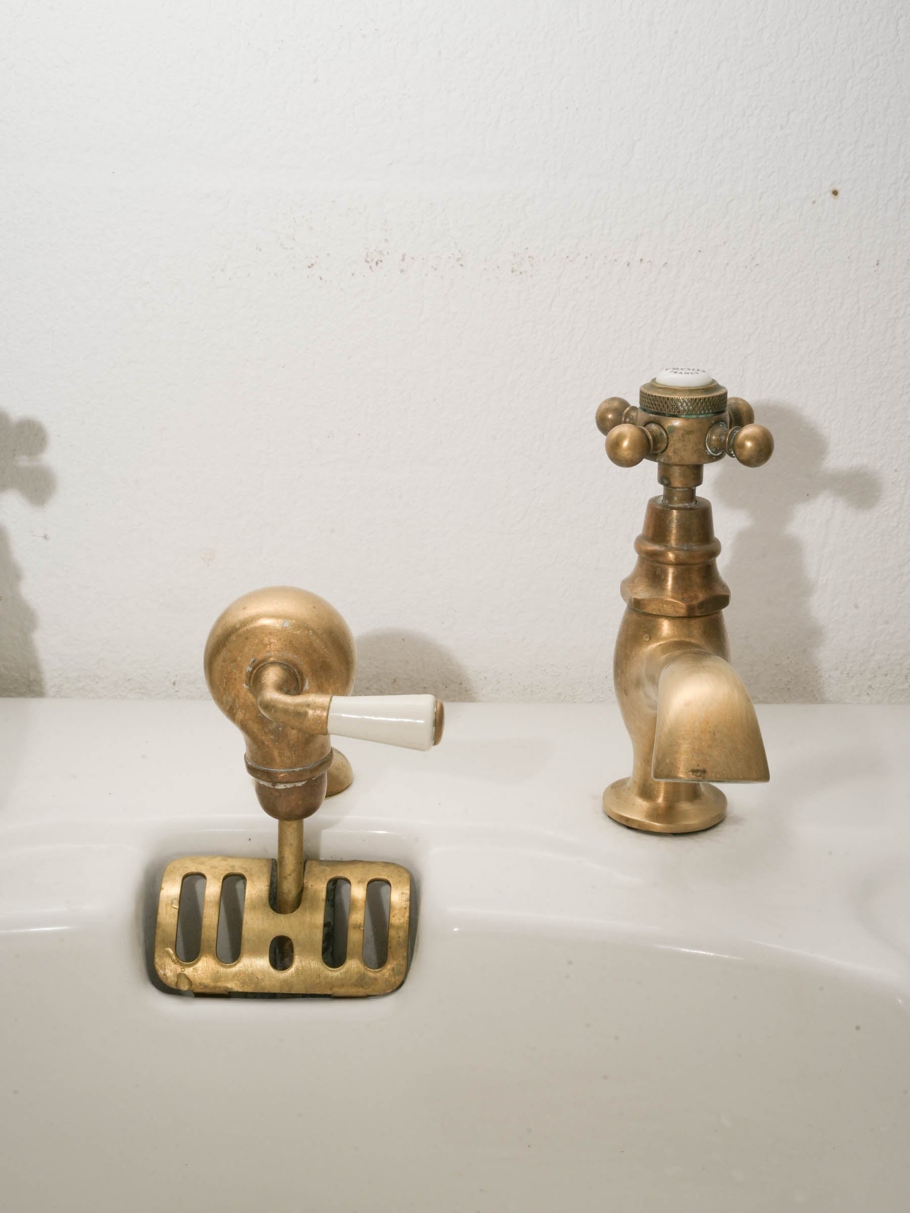 White Porcelain Wall-Mounted Washbasin with Brass Taps