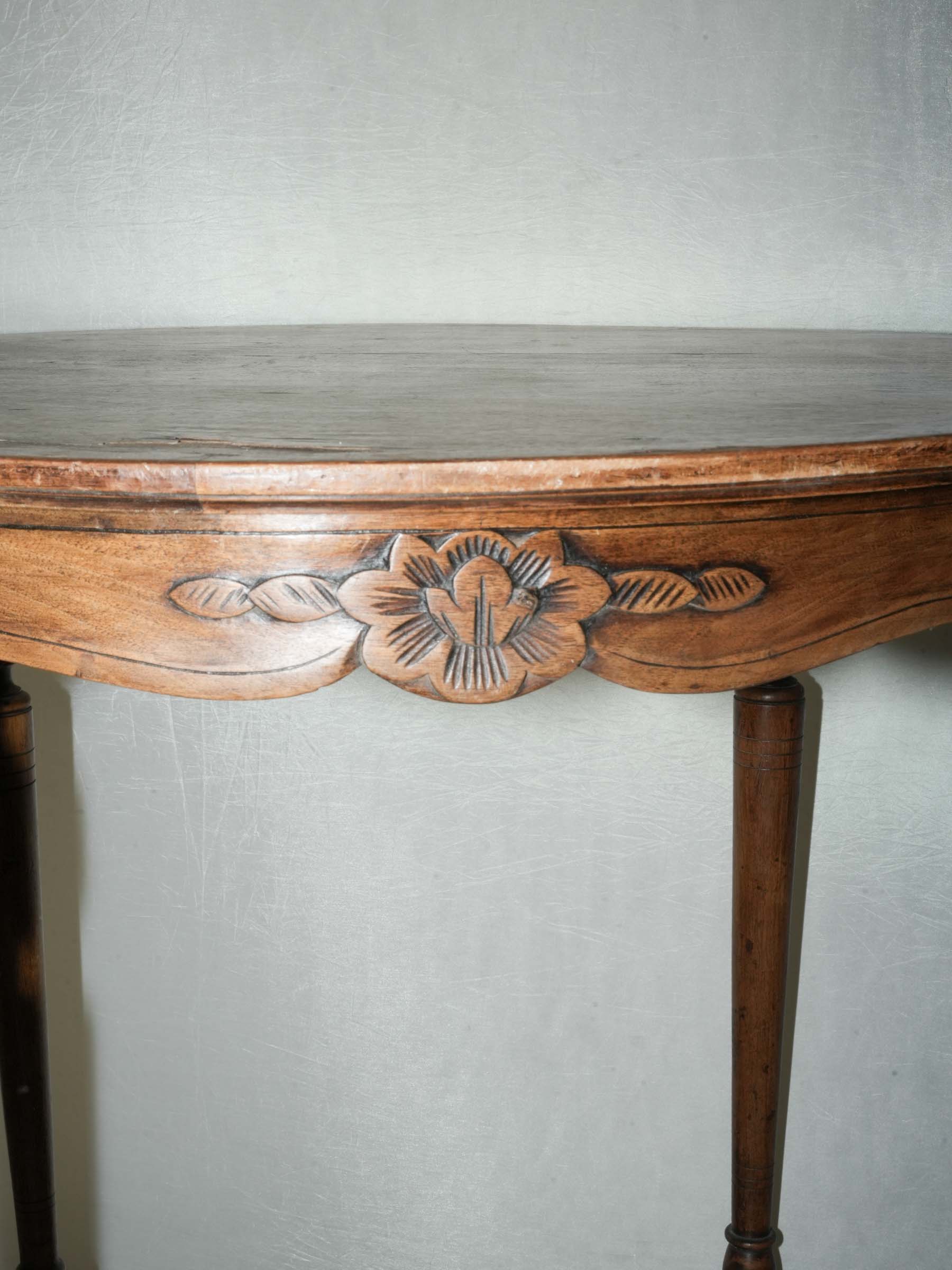 Antique French Provincial Round Oak Table with Carved Floral Apron - 29½"