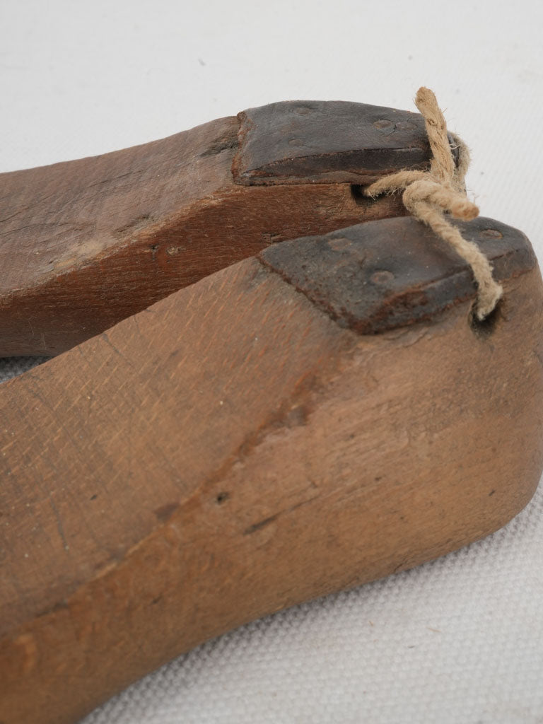 Vintage-inspired shoe stays