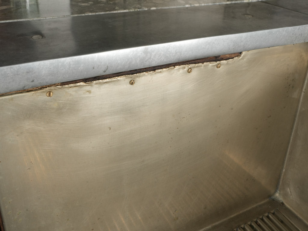 Broad plinth base bar