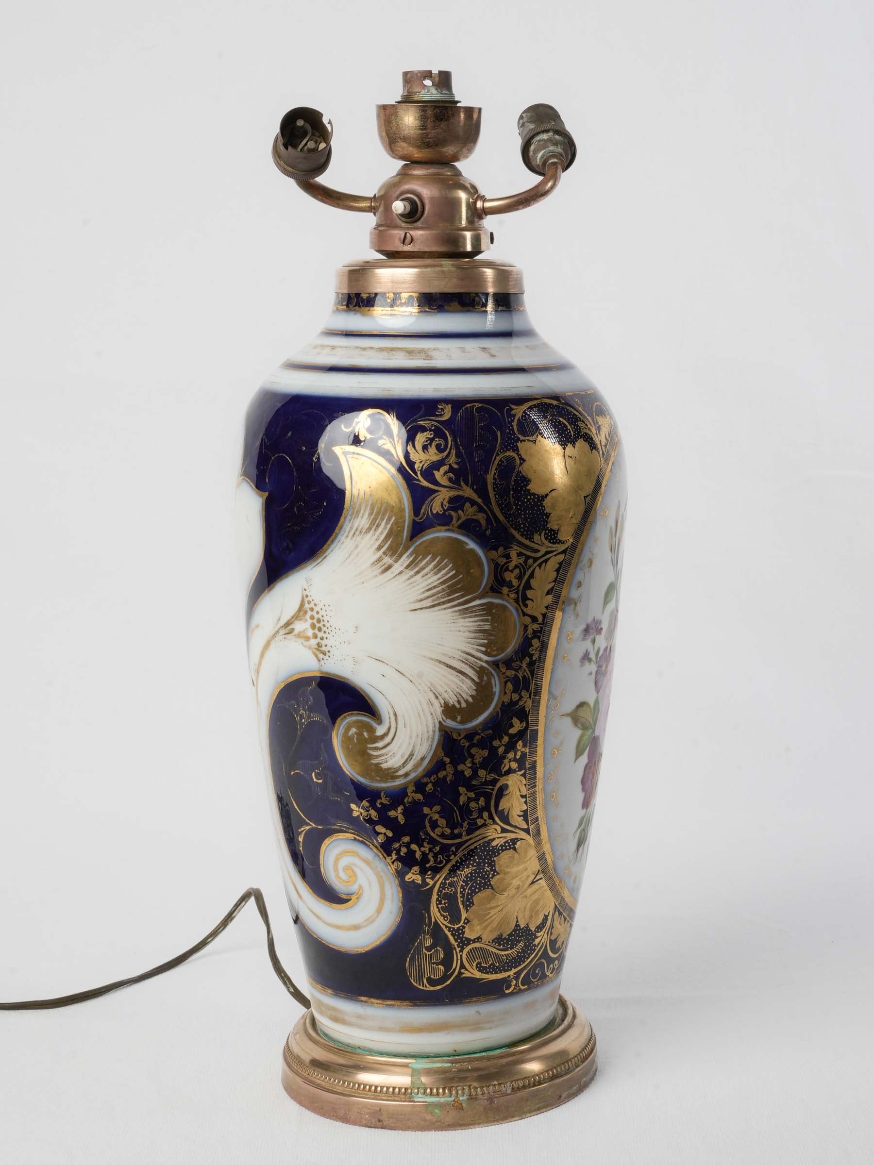 Elegant traditional Paris-style lamp