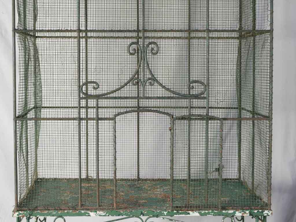 Intricate splayed-leg base
