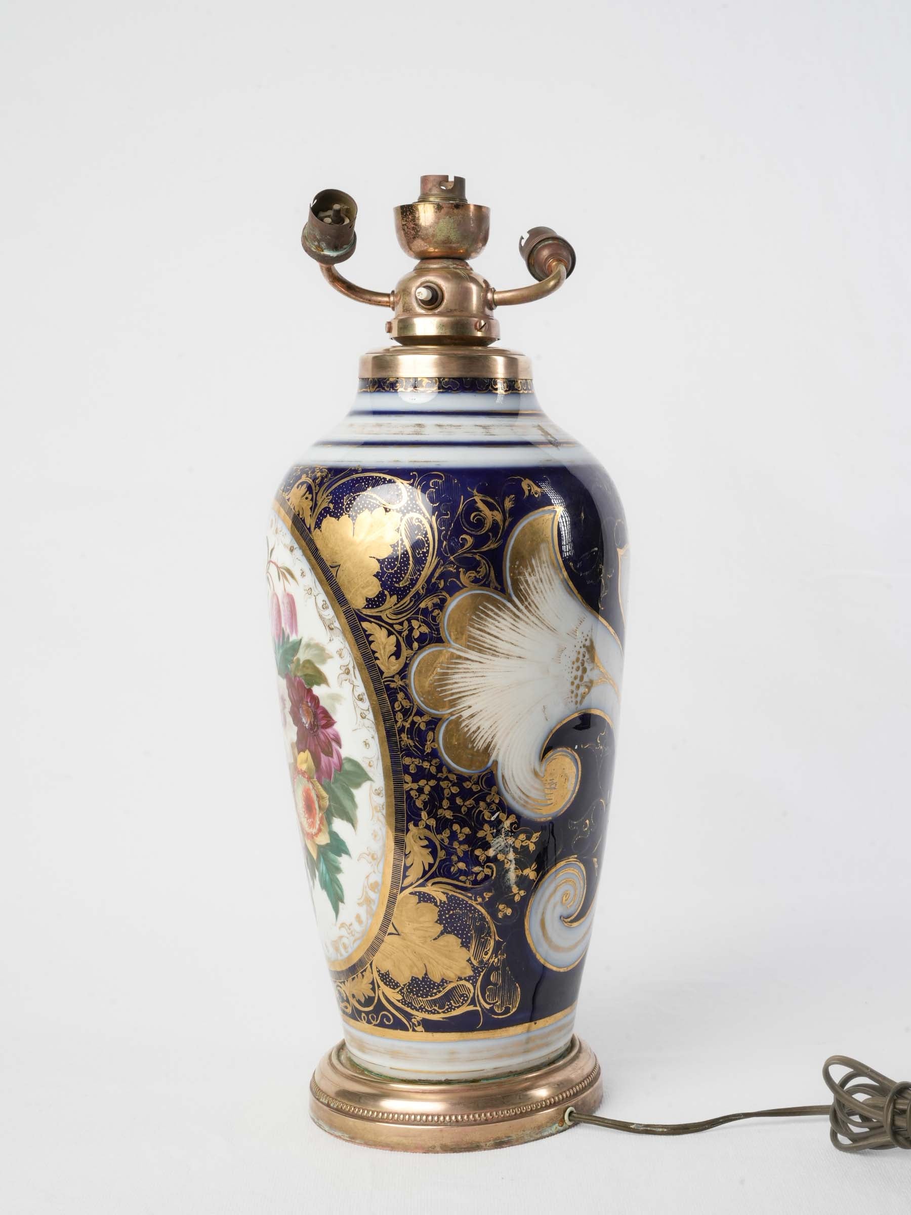 Gilt detailed European-style vase lamp