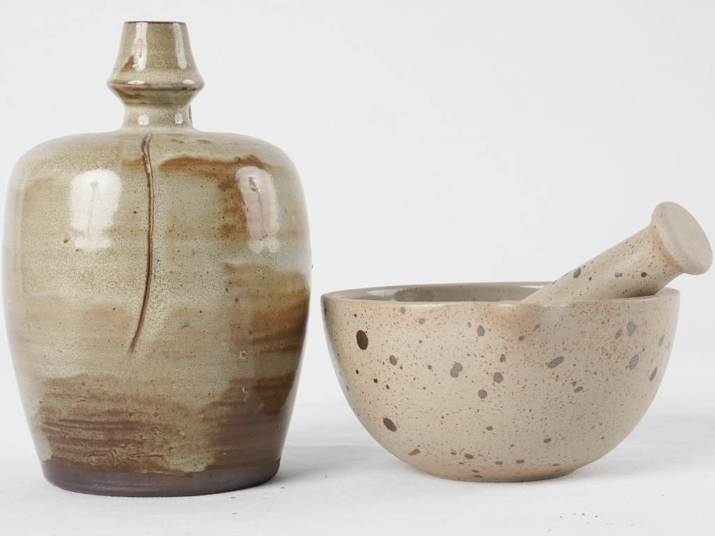 Retro pitcher-shaped base kitchenware