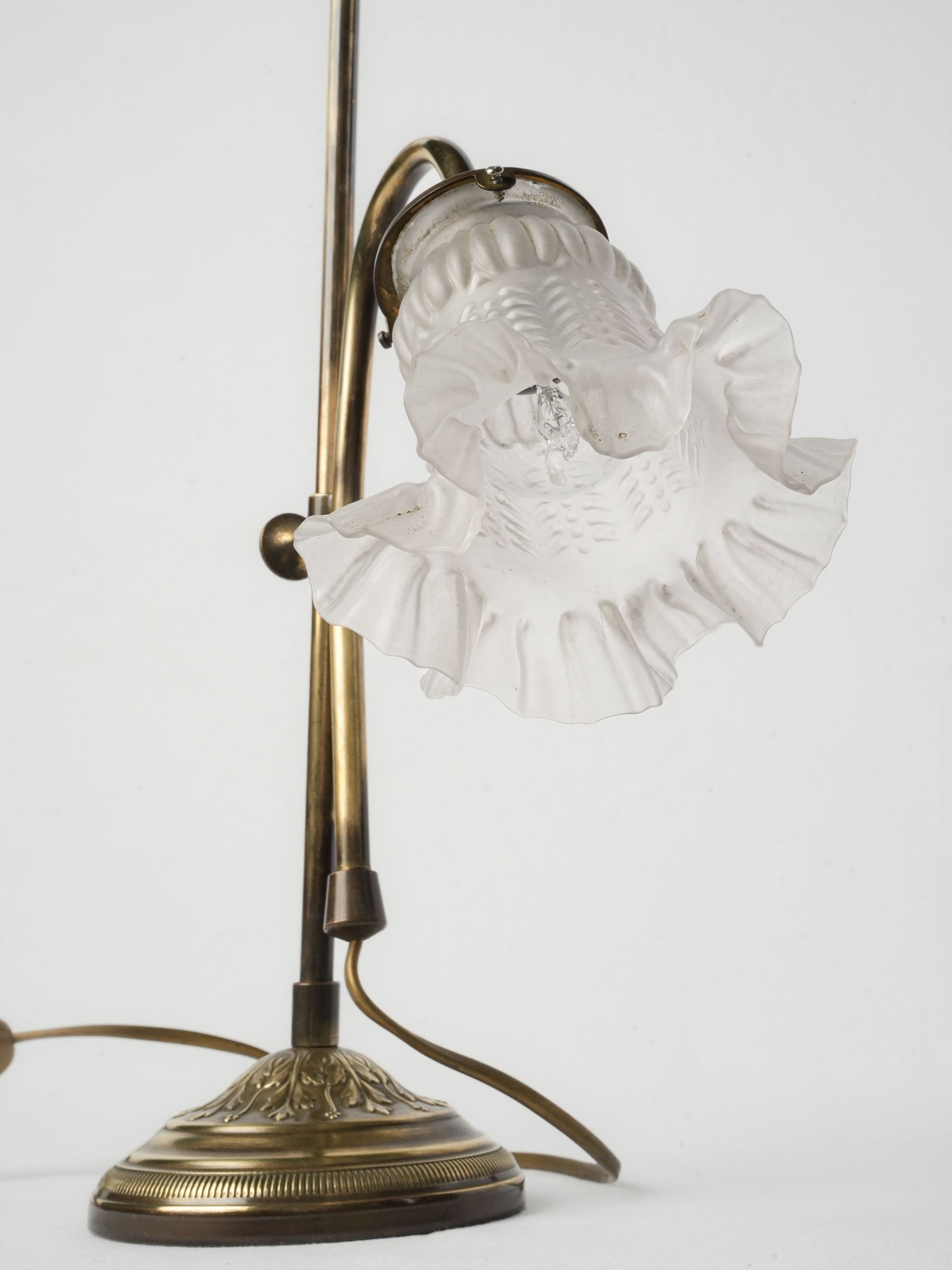 Refined proportions floral shade lamp