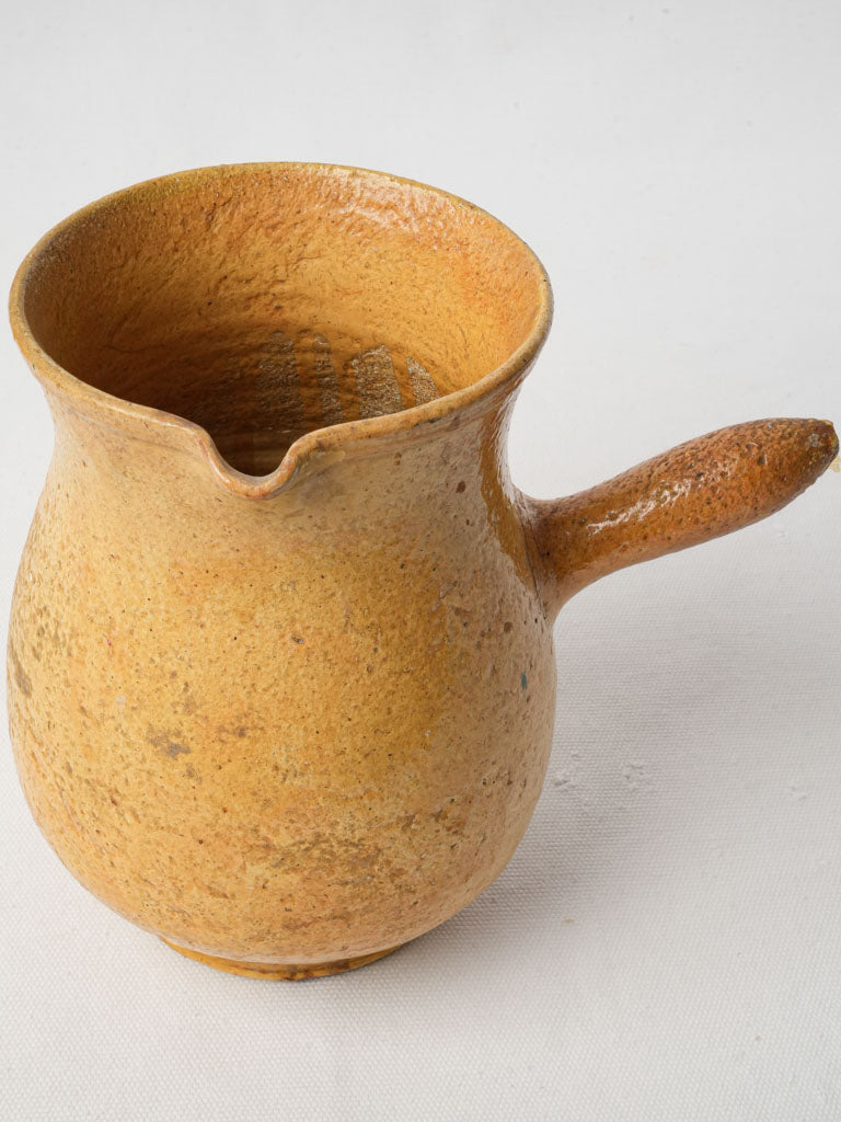Sleek traditional stovetop-inspired pot
