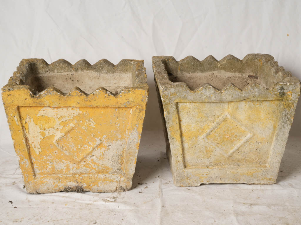 Elegant scalloped rim jardinières