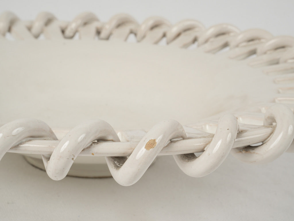 Refined rope-like border fruit bowl