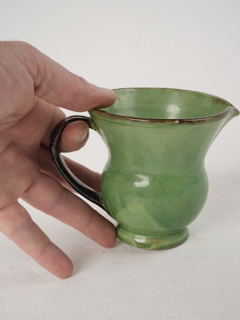 Classic brown handle spittoon