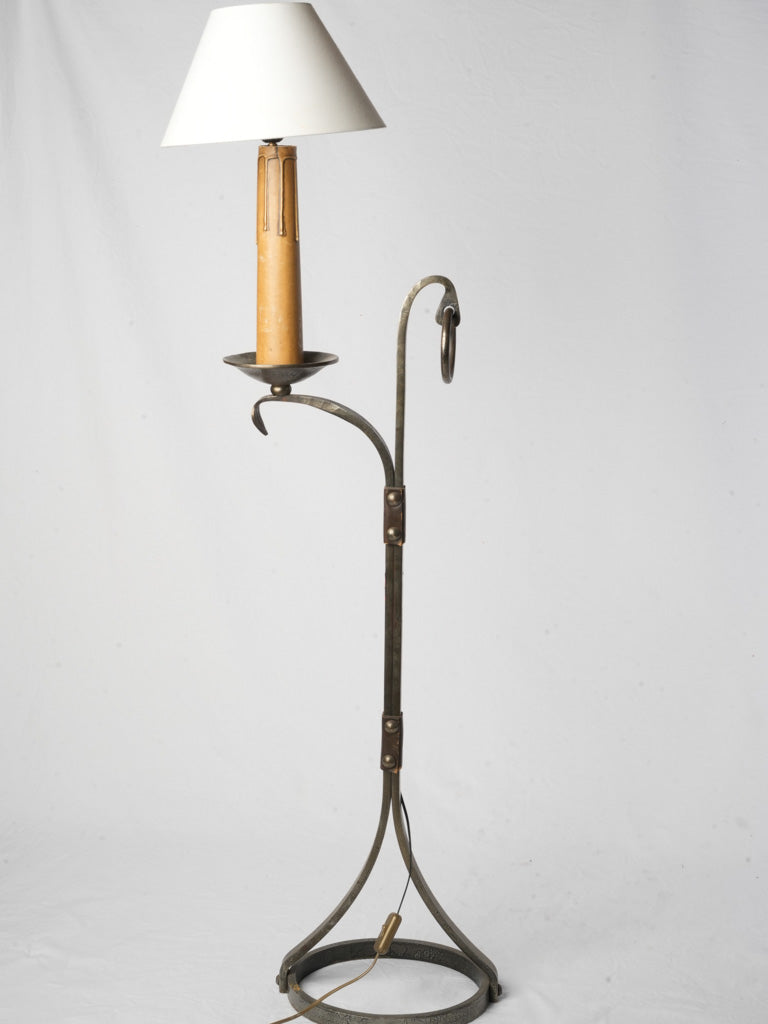 Sturdy circular ring foot lamp