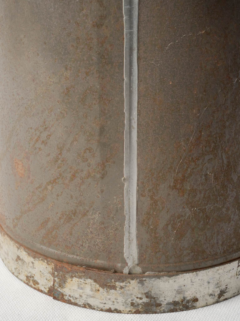 Decorative vertical loop handle can