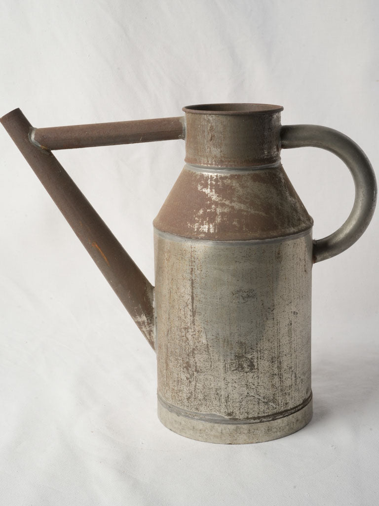 Tapered shoulder vigneron's watering can