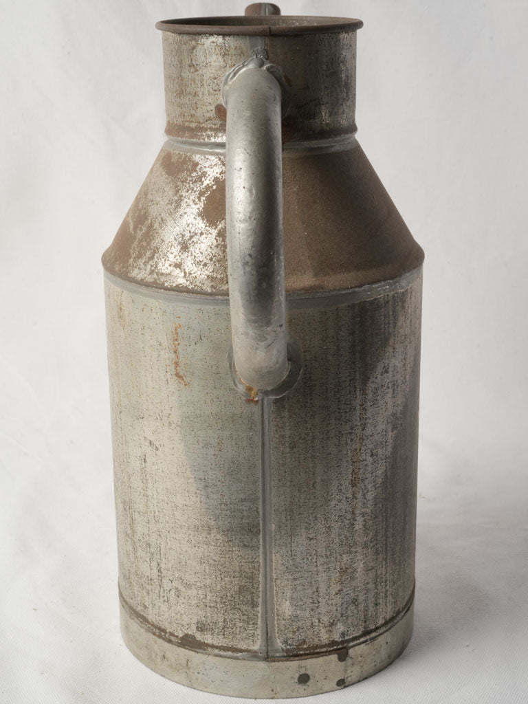 Silvery tin highlights on can