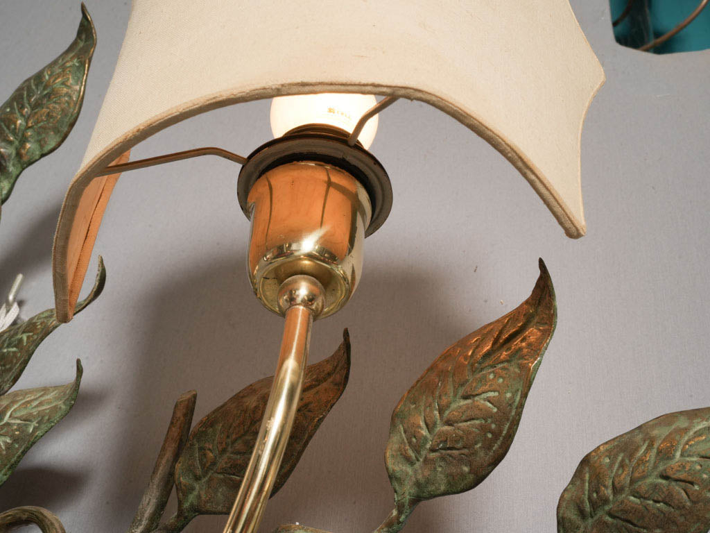 Dramatic organic design light piece