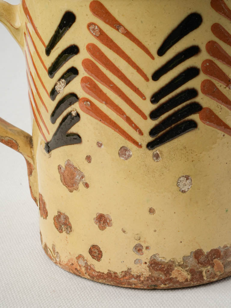 Distinctive zigzag motif earthenware
