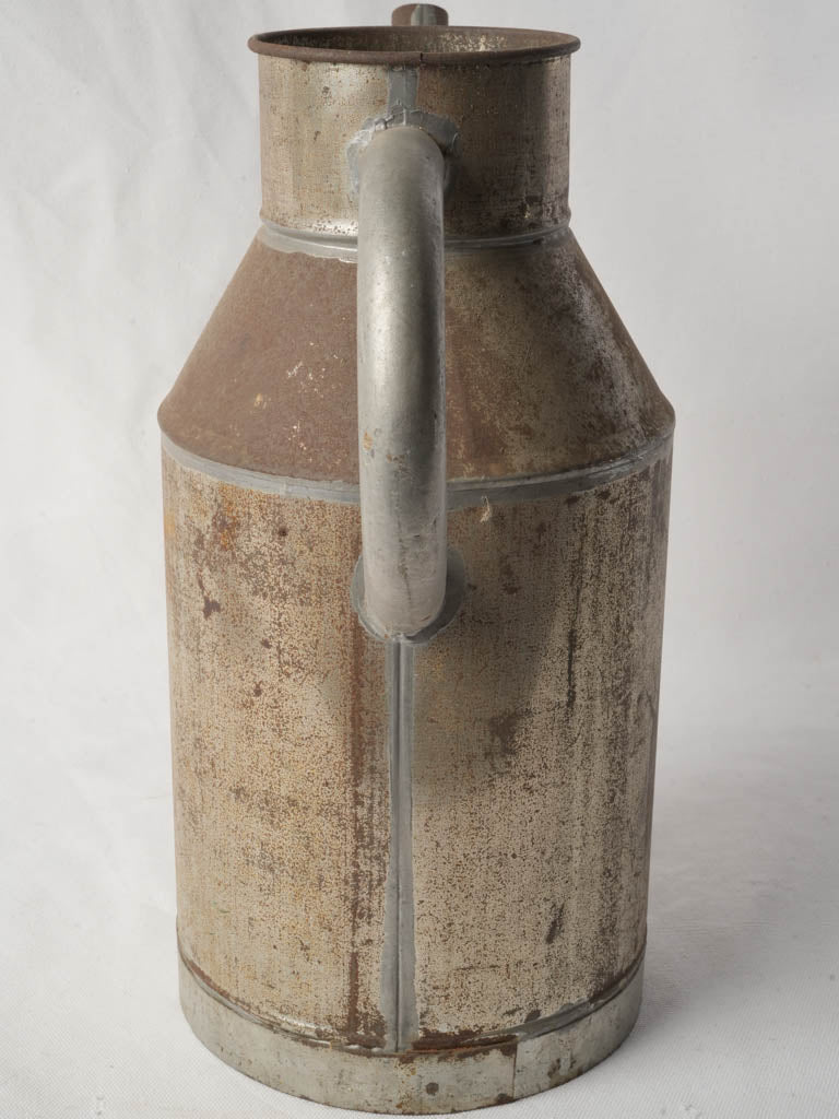 Silvery tin textured decor element