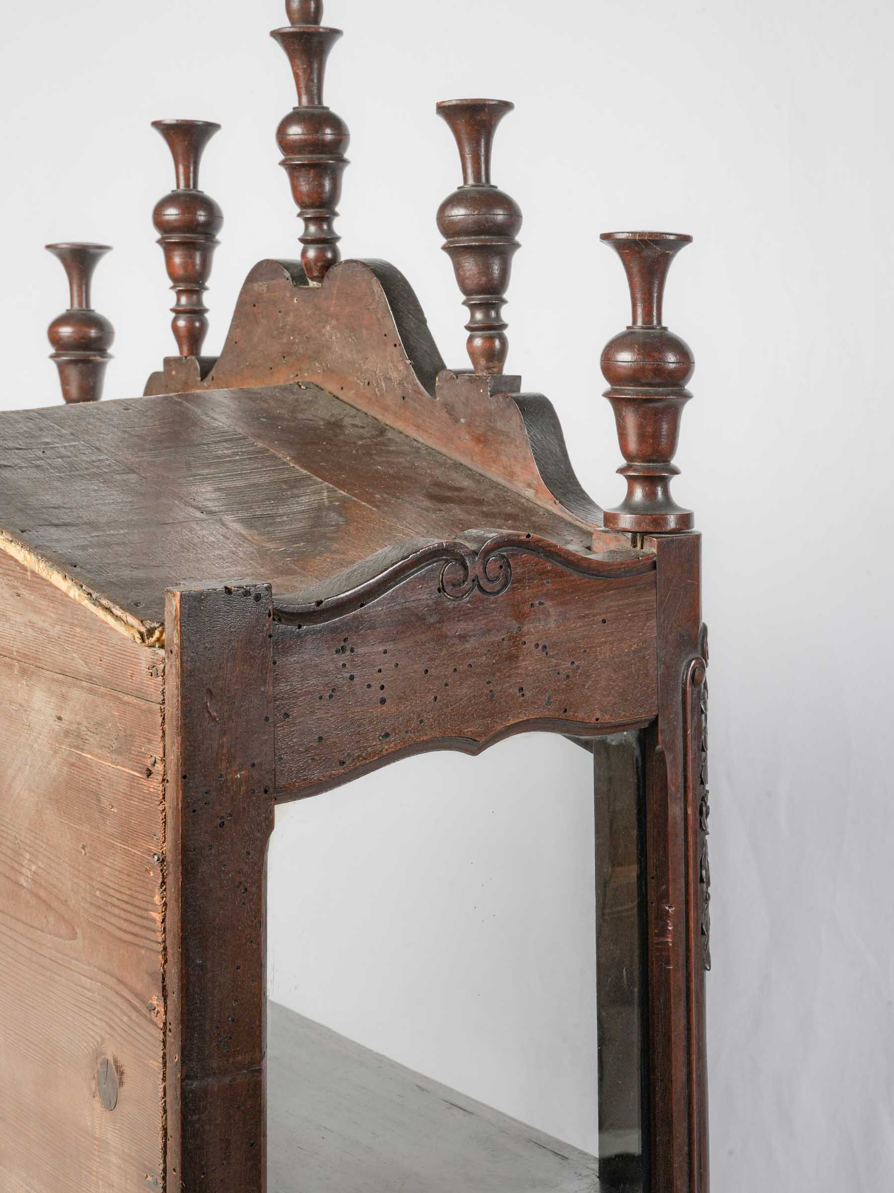Distinctive sculptural display case