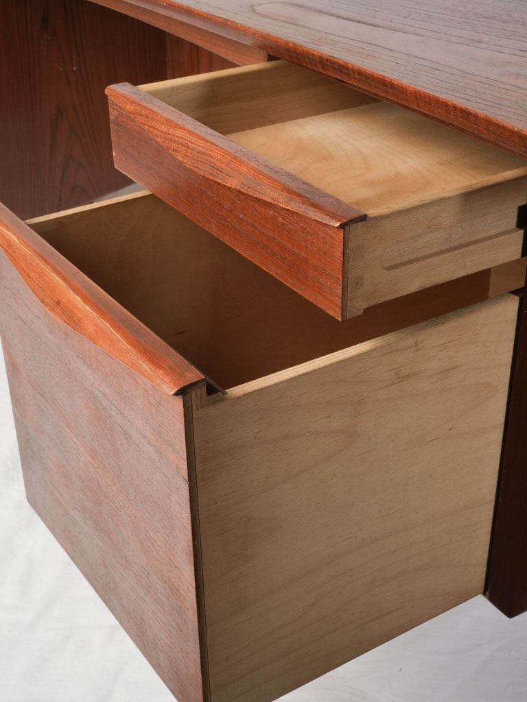 Refined Dainsh design desk