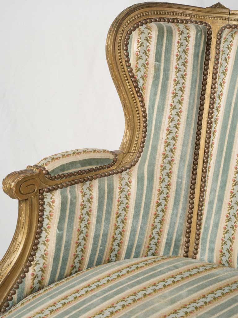 Traditional rosette detail loveseat
