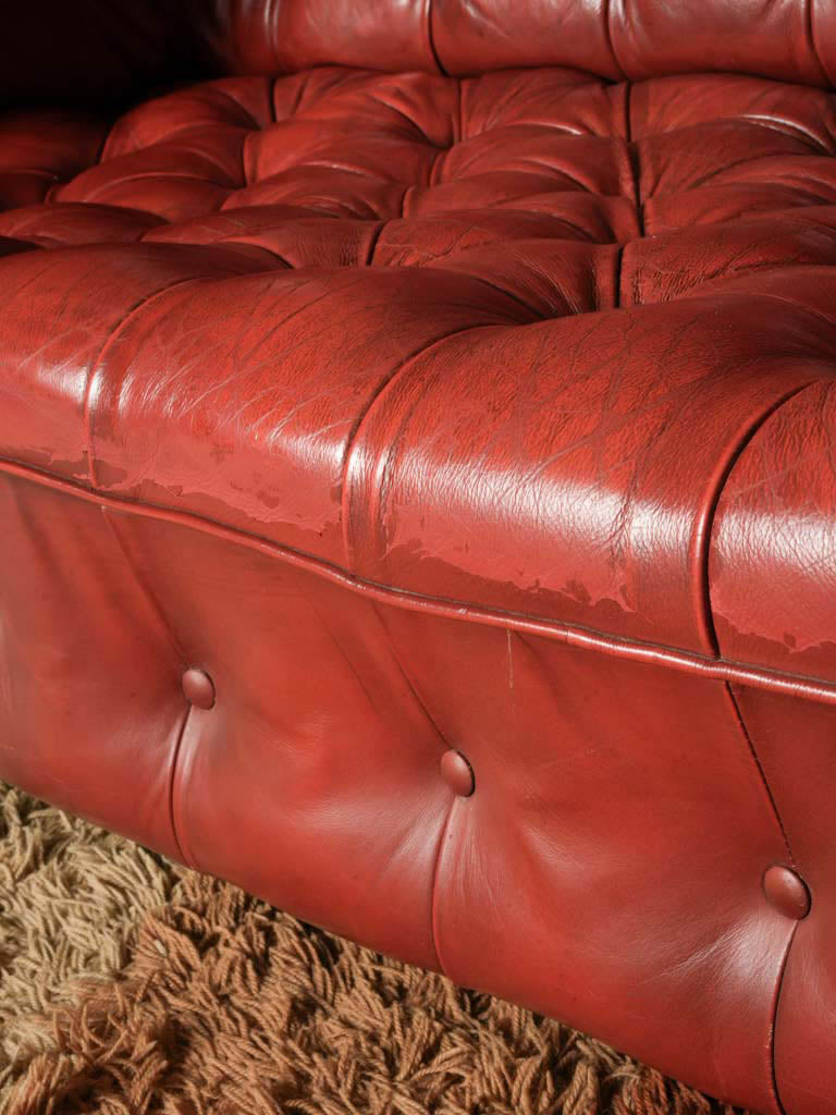 Supple vintage red Chesterfield expression