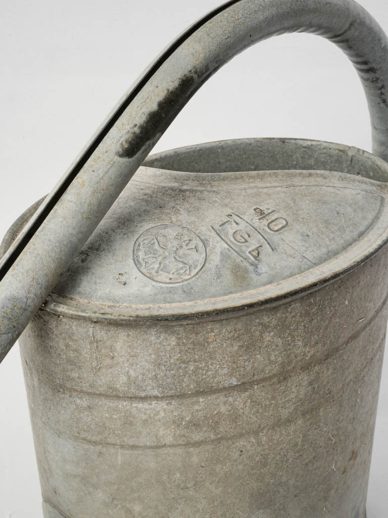 Elegantly arched handle can