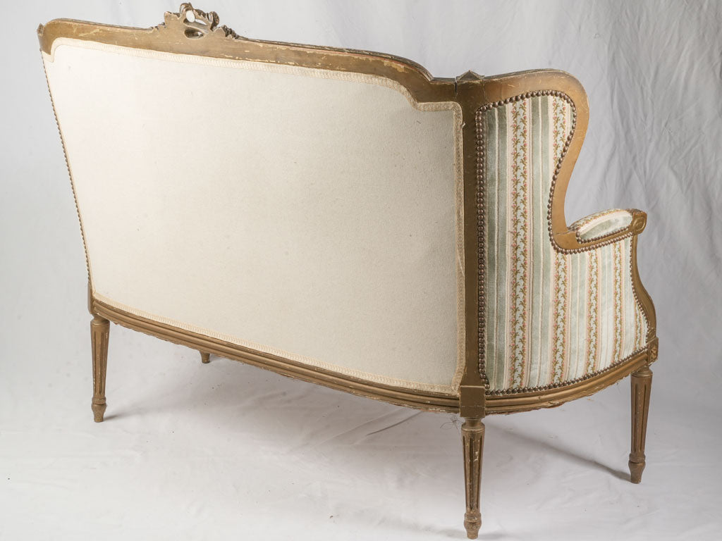 Deluxe nailhead trim canapé