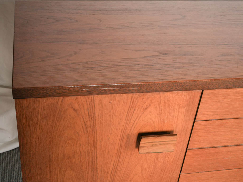 Magnetic click closure sideboard