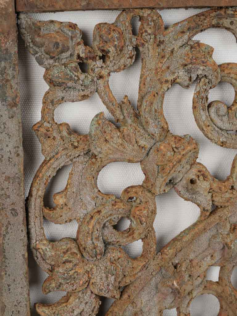 Timeless double-sided gate accent