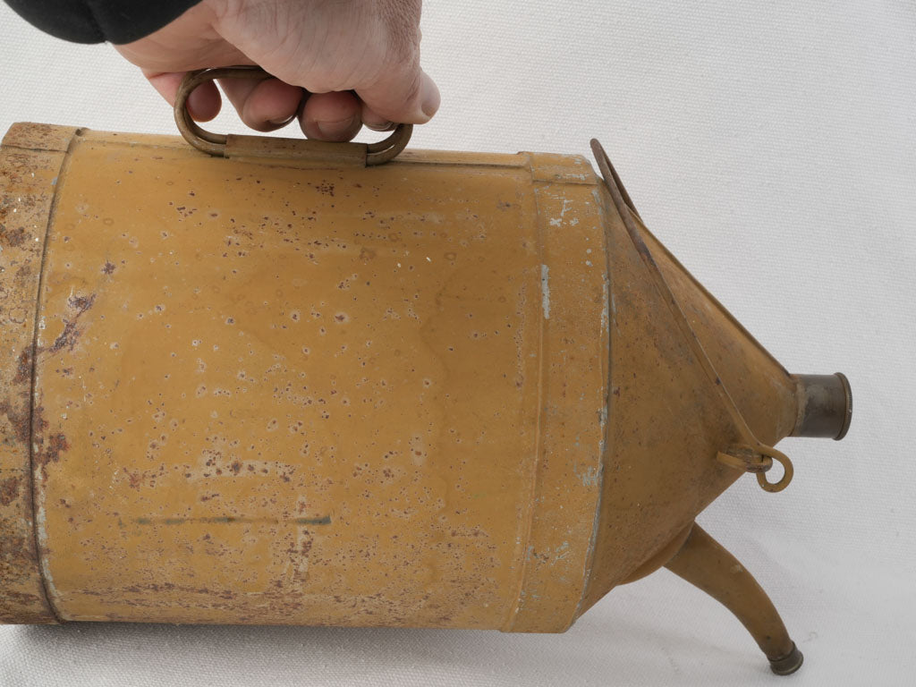 Curved-spout durable brass-fittings receptacle