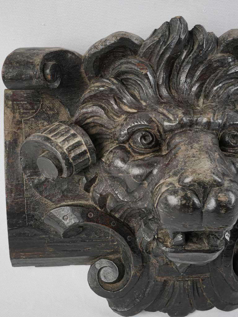 Classic crafted lion sculpture