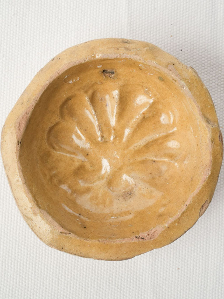 Rustic shell motif baking mold