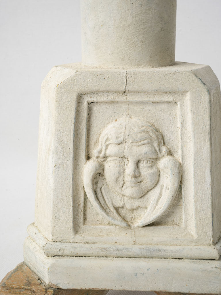 Joyful cherub face decor