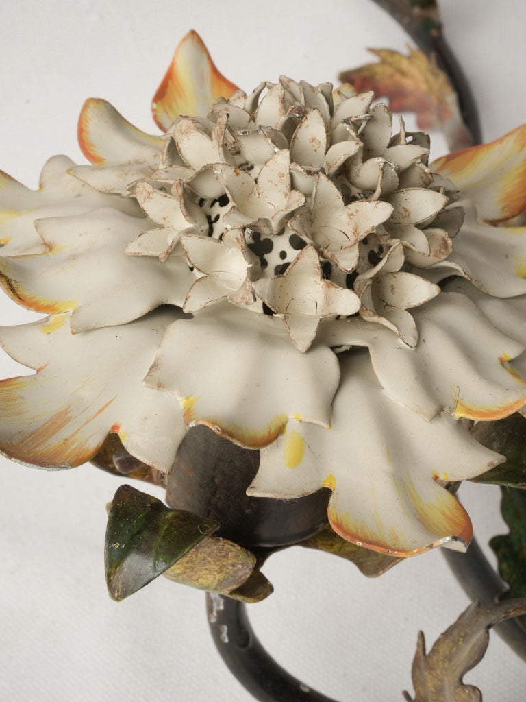 Romantic chrysanthemum-style wall sconce