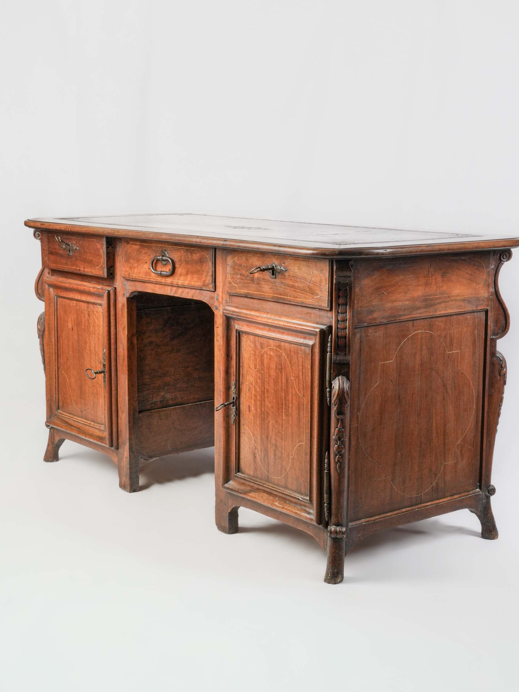 Elegant French Régence Walnut Desk with Marquetry Façade, Early 18th Century - 59"