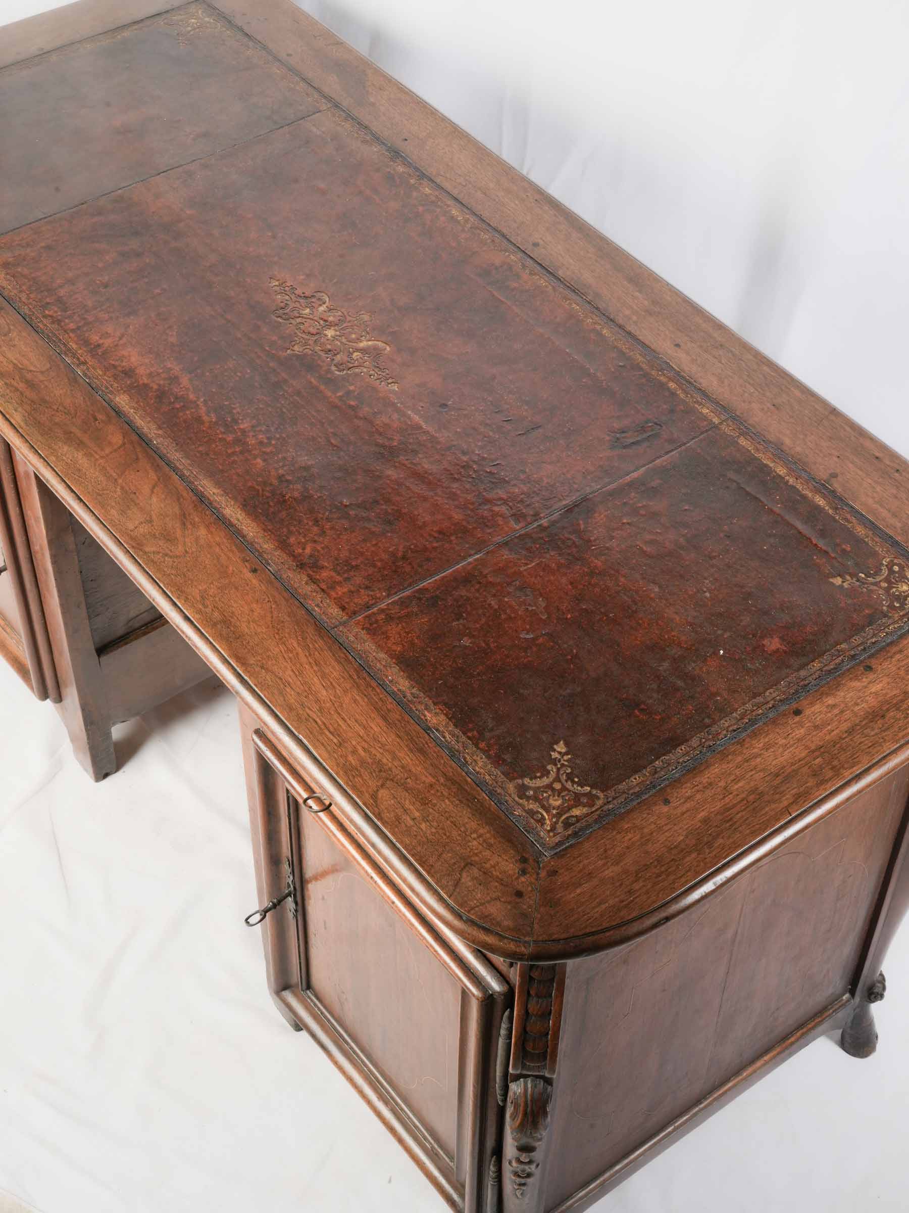 Elegant French Régence Walnut Desk with Marquetry Façade, Early 18th Century - 59"