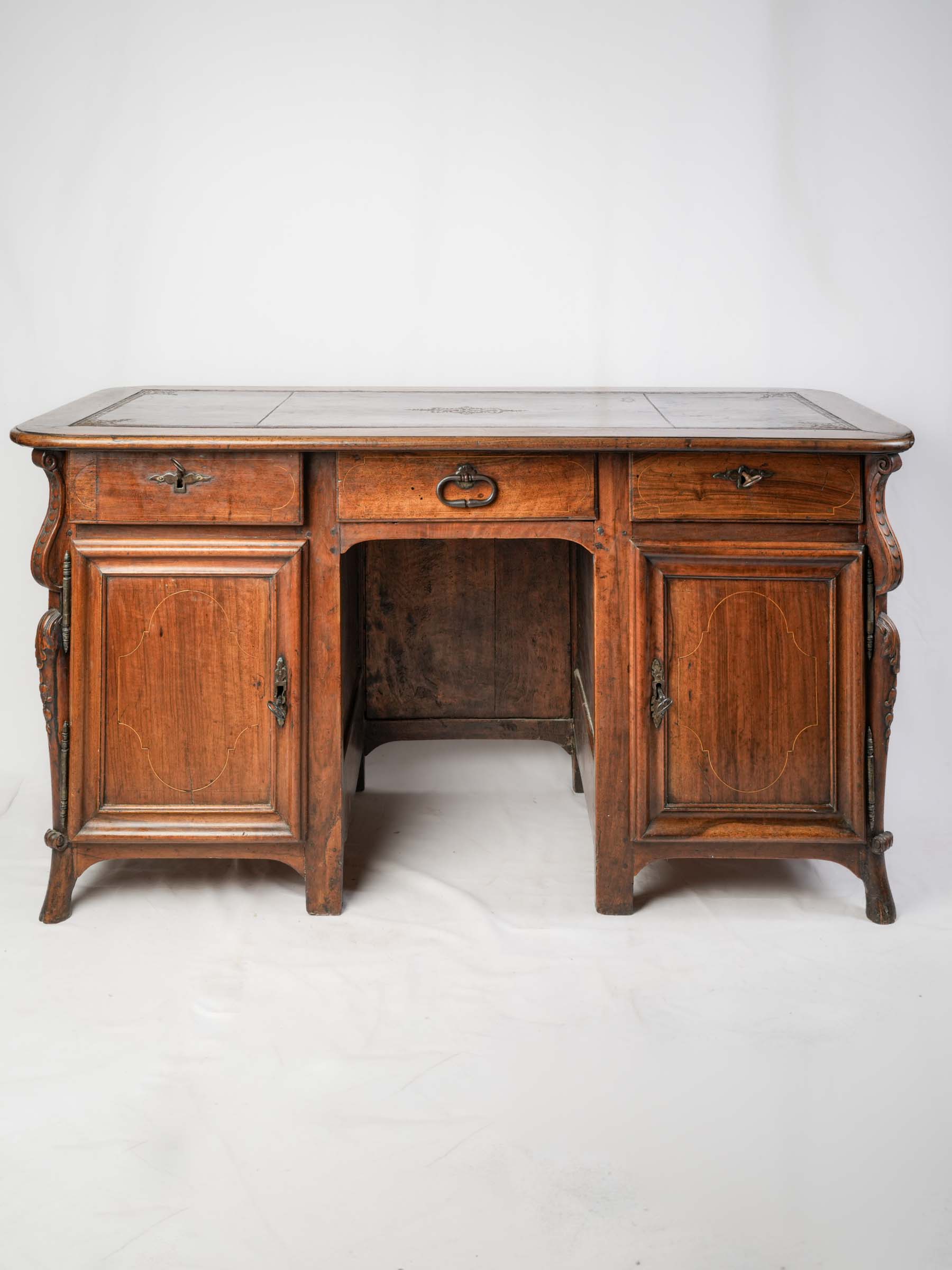 Elegant French Régence Walnut Desk with Marquetry Façade, Early 18th Century - 59"