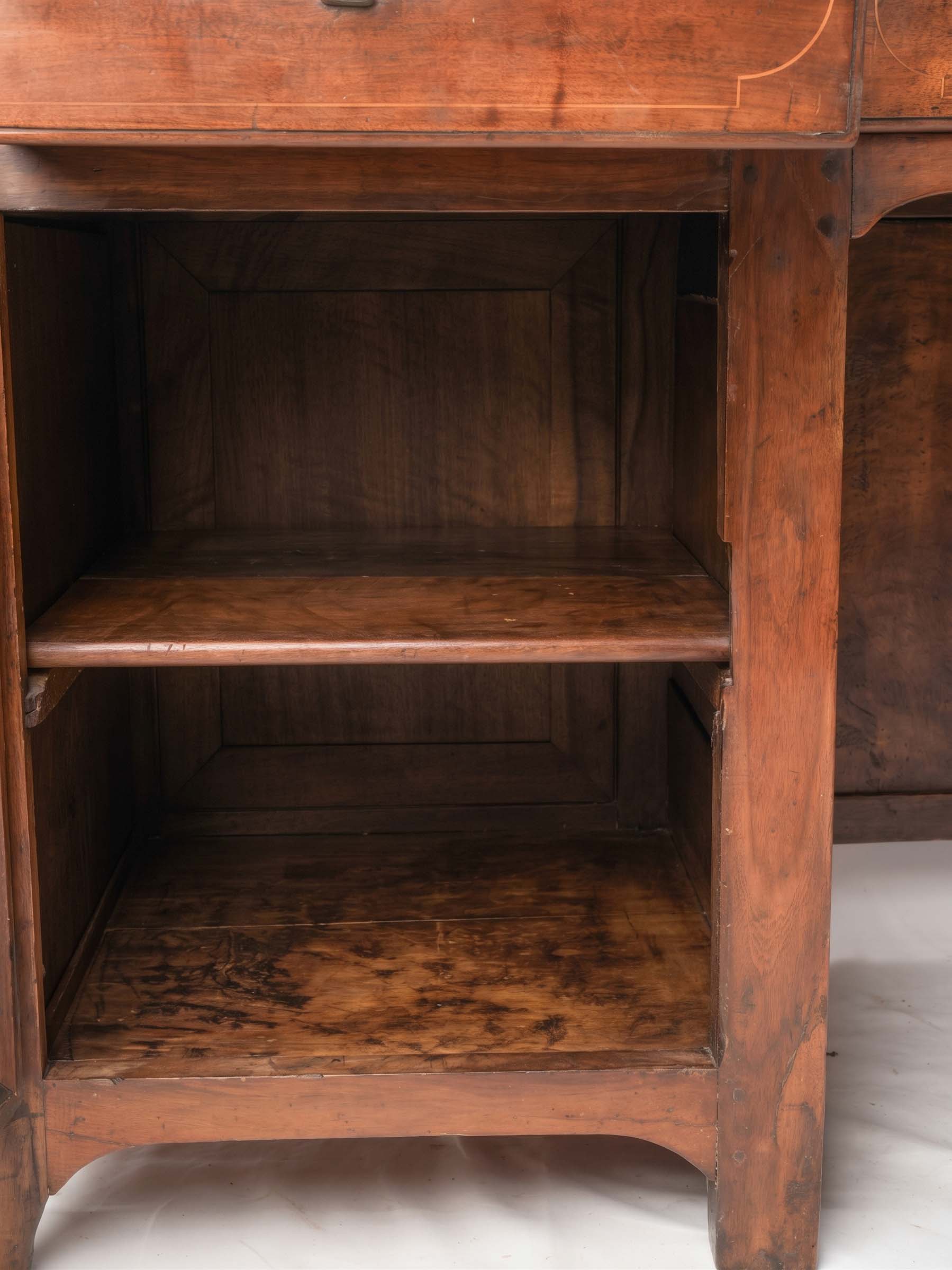 Elegant French Régence Walnut Desk with Marquetry Façade, Early 18th Century - 59"