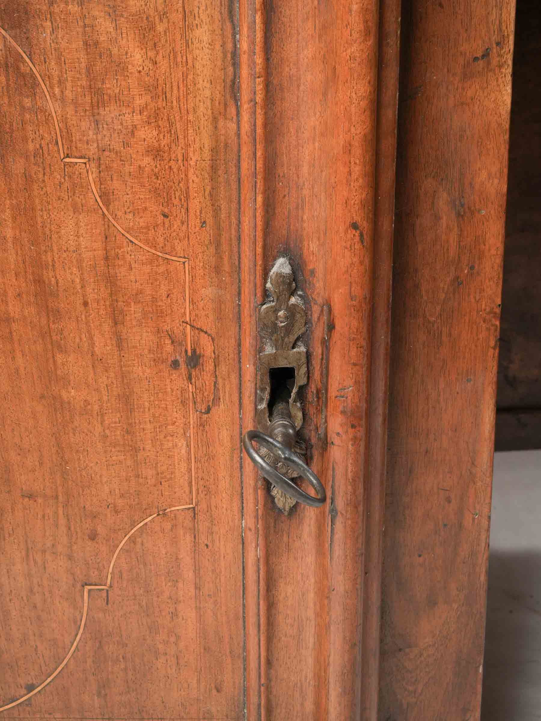 Elegant French Régence Walnut Desk with Marquetry Façade, Early 18th Century - 59"