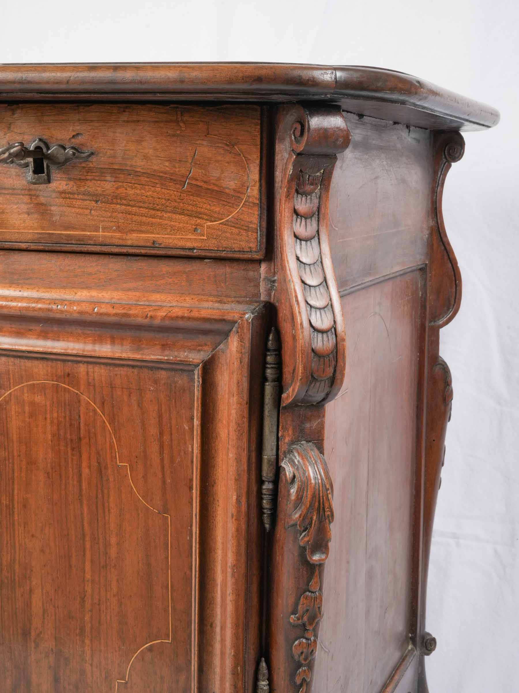 Elegant French Régence Walnut Desk with Marquetry Façade, Early 18th Century - 59"